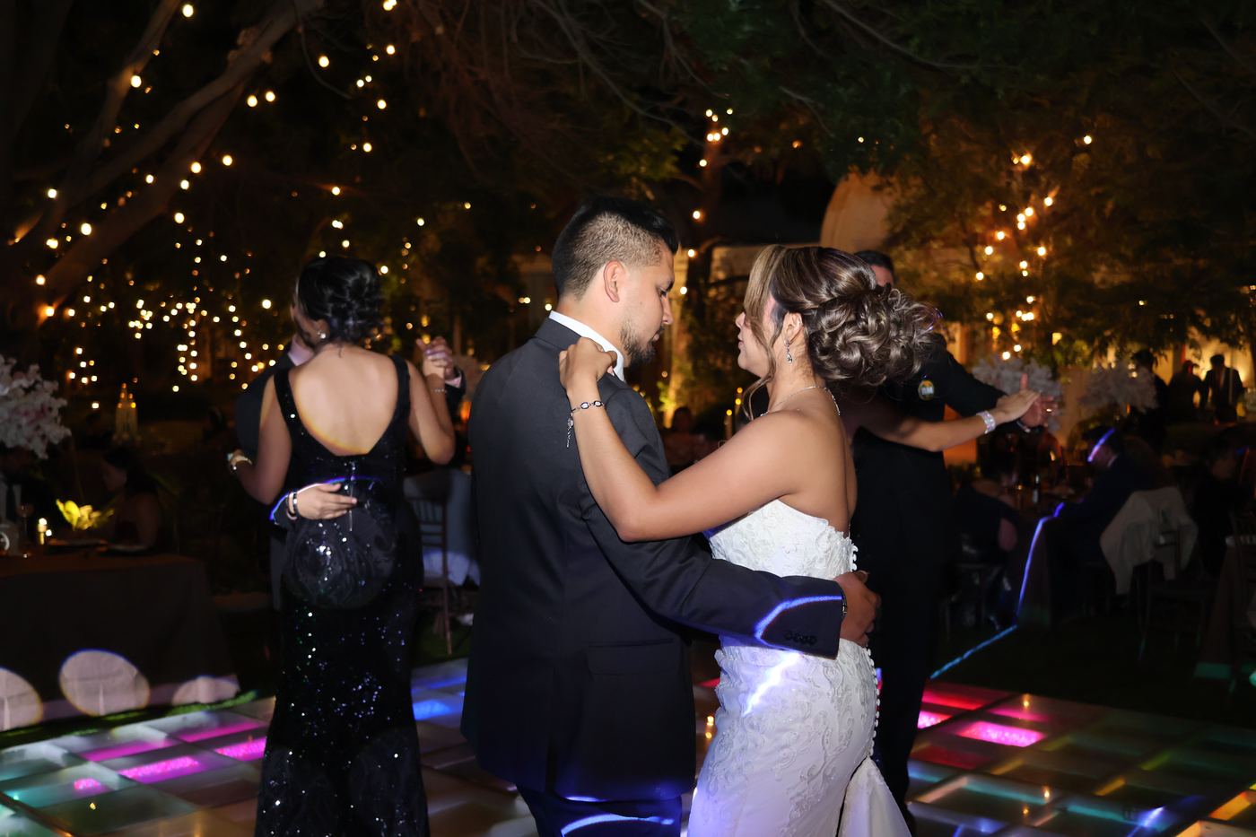 Pista de baile y mobiliario lounge en boda