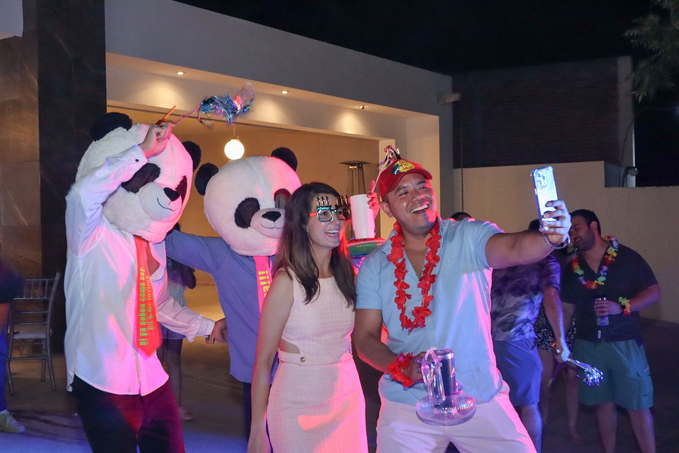 Producción de posada empresarial con audio e iluminación